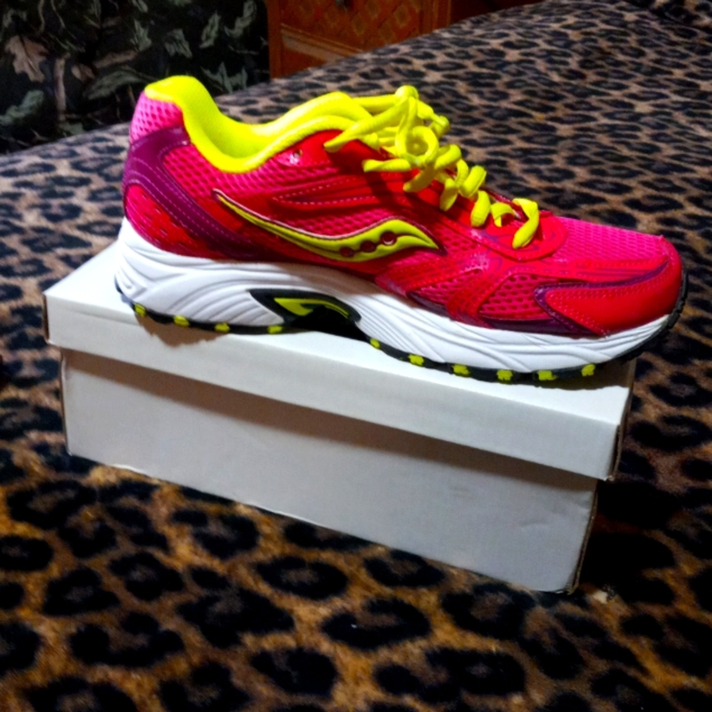 Saucony grid women's athletic shoes